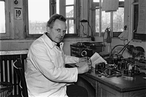 Oskar Barnack behind his desk